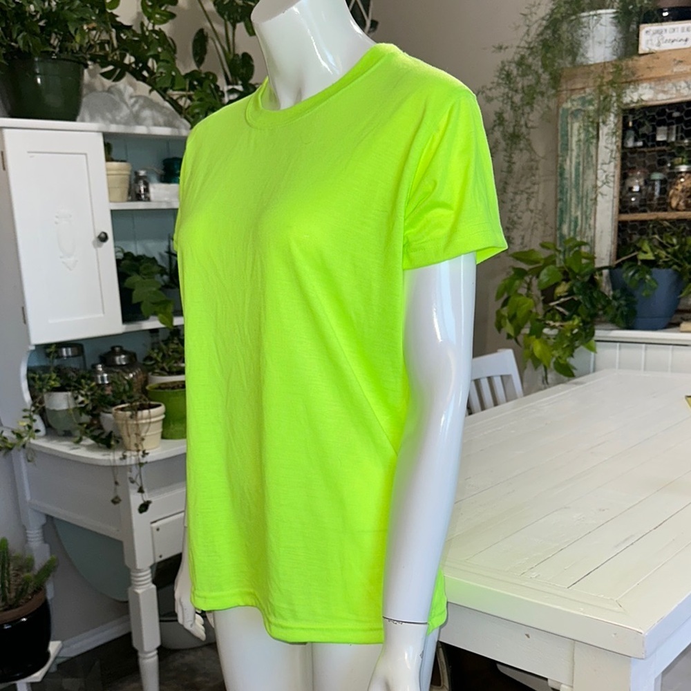 Urban Buck neon Green NWT tee-Shirt ladies